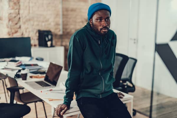 Hombre sentado en el escritorio con la computadora
